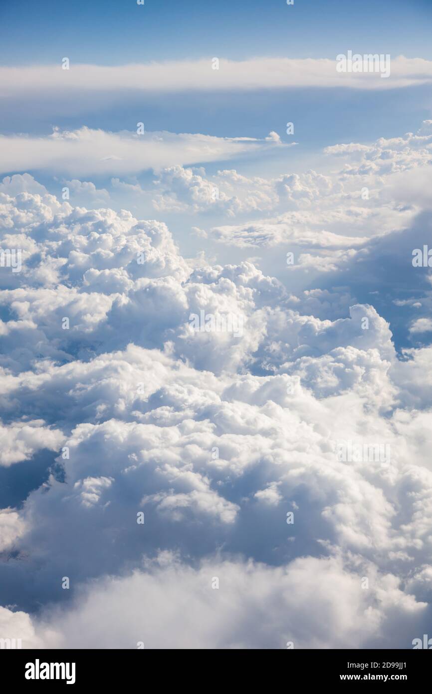 Nubes blancas y esponjosas, una vista desde la ventana del avión. Vista superior Foto de stock