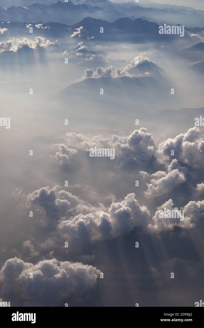 Nubes blancas y esponjosas, una vista desde la ventana del avión. Vista superior Foto de stock