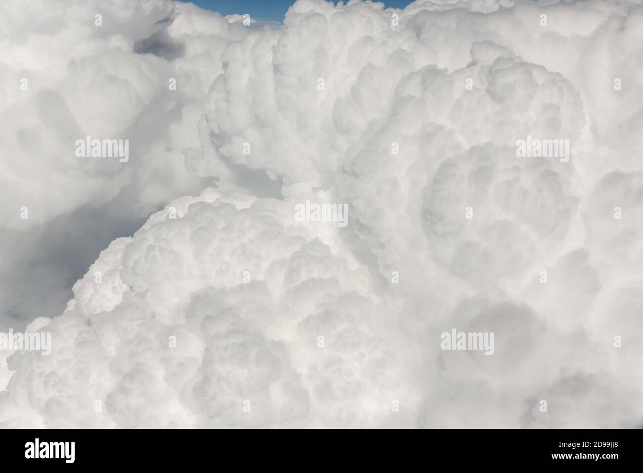 Nubes blancas y esponjosas, una vista desde la ventana del avión. Vista superior Foto de stock