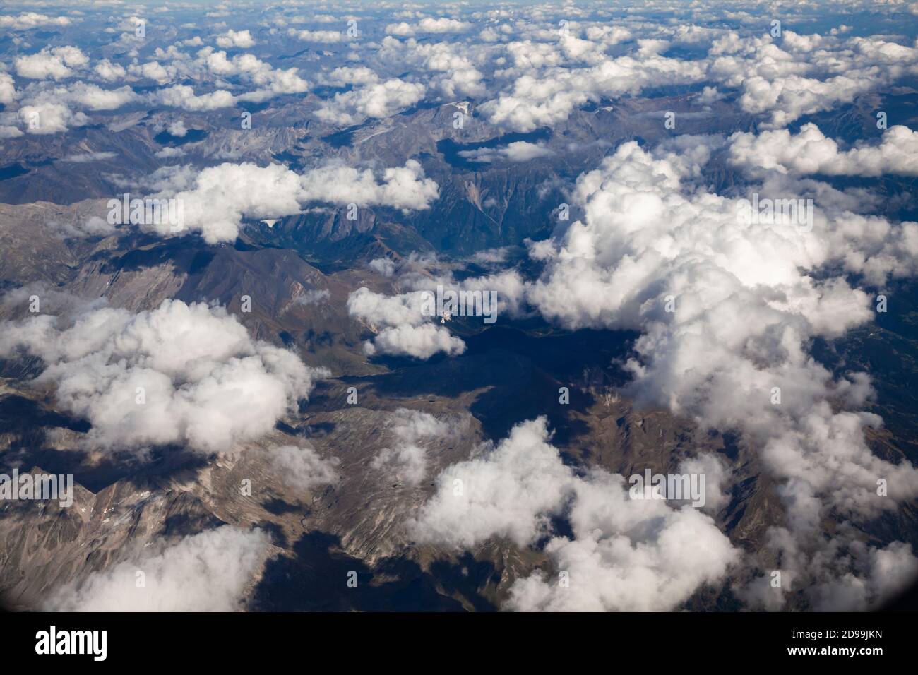 Nubes blancas y esponjosas, una vista desde la ventana del avión. Vista superior Foto de stock