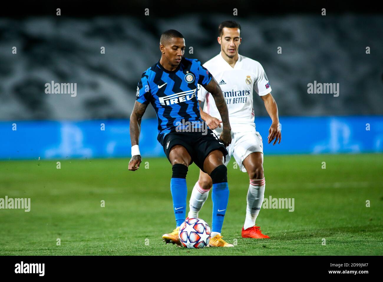 Madrid, España. 03 de noviembre de 2020. Ashley Young de Inter en acción durante la Liga de Campeones de la UEFA, Group Stage, el partido de fútbol del Grupo B entre el Real Madrid CF y el FC Internazionale el 3 de noviembre de 2020 en el estadio Alfredo Di Stefano en Valdebebas cerca de Madrid, España - Foto Oscar J Barroso / España DPPI / DPPI crédito: LM/DPPI/Oscar Barroso/Alamy Live News crédito: Gruppo Editoriale LiveMedia/Alamy Live News Foto de stock