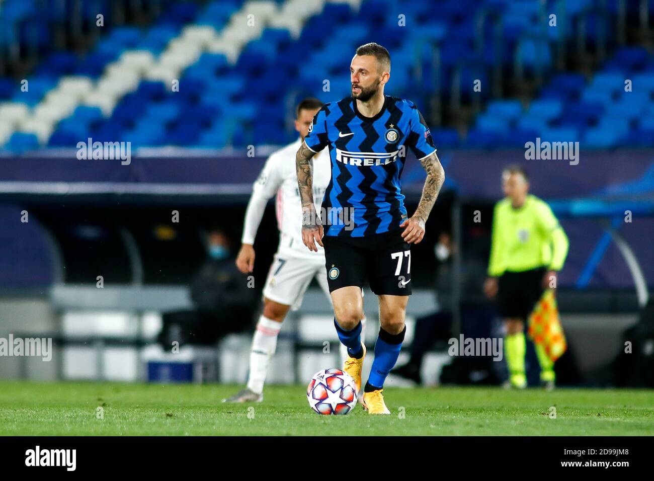 Madrid, España. 03 de noviembre de 2020. Marcelo Brozovic de Inter en acción durante la Liga de Campeones de la UEFA, Group Stage, Grupo B partido de fútbol entre el Real Madrid CF y el FC Internazionale el 3 de noviembre de 2020 en el estadio Alfredo Di Stefano en Valdebebas cerca de Madrid, España - Foto Oscar J Barroso / España DPPI / DPPI crédito: LM/DPPI/Oscar Barroso/Alamy Live News crédito: Gruppo Editoriale LiveMedia/Alamy Live News Foto de stock