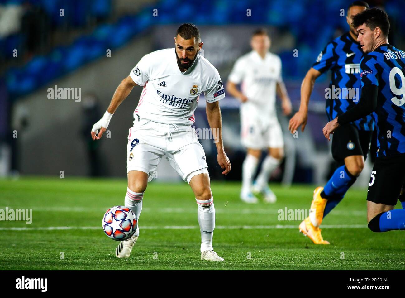 Madrid, España. 03 de noviembre de 2020. Karim Benzema del Real Madrid en acción durante la Liga de Campeones de la UEFA, fase de Grupo, partido de fútbol del Grupo B entre el Real Madrid CF y el FC Internazionale el 3 de noviembre de 2020 en el estadio Alfredo Di Stefano en Valdebebas cerca de Madrid, España - Foto Oscar J Barroso / España DPPI / DPPI crédito: LM/DPPI/Oscar Barroso/Alamy Live News crédito: Gruppo Editoriale LiveMedia/Alamy Live News Foto de stock