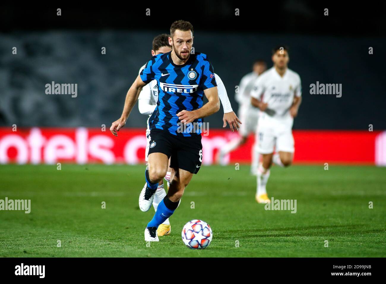 Madrid, España. 03 de noviembre de 2020. Stefan de Vrij de Inter en acción durante la Liga de Campeones de la UEFA, fase de Grupo, partido de fútbol del Grupo B entre el Real Madrid CF y el FC Internazionale el 3 de noviembre de 2020 en el estadio Alfredo Di Stefano en Valdebebas cerca de Madrid, España - Foto Oscar J Barroso / España DPPI / DPPI crédito: LM/DPPI/Oscar Barroso/Alamy Live News crédito: Gruppo Editoriale LiveMedia/Alamy Live News Foto de stock