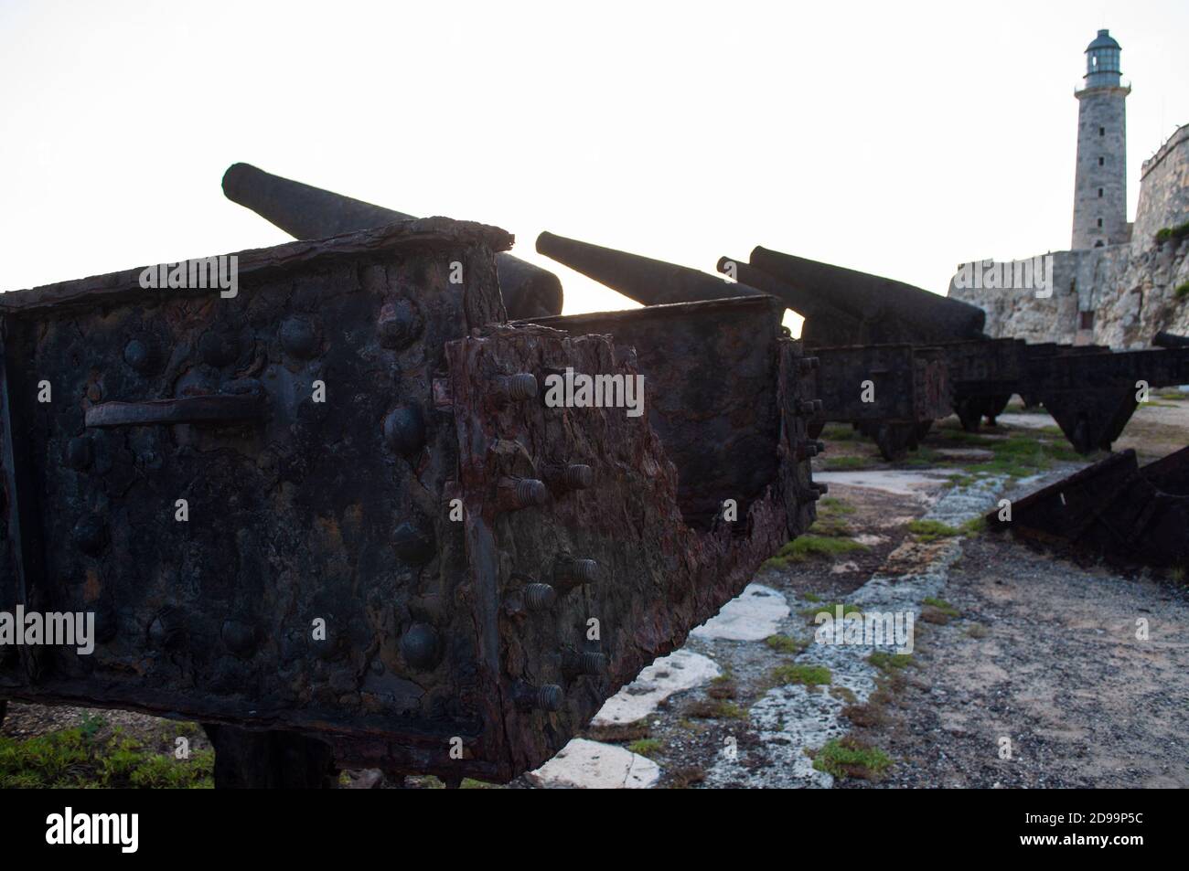 Cañón de guerra viejo y oxidado en la entrada del bahía de la habana Foto de stock