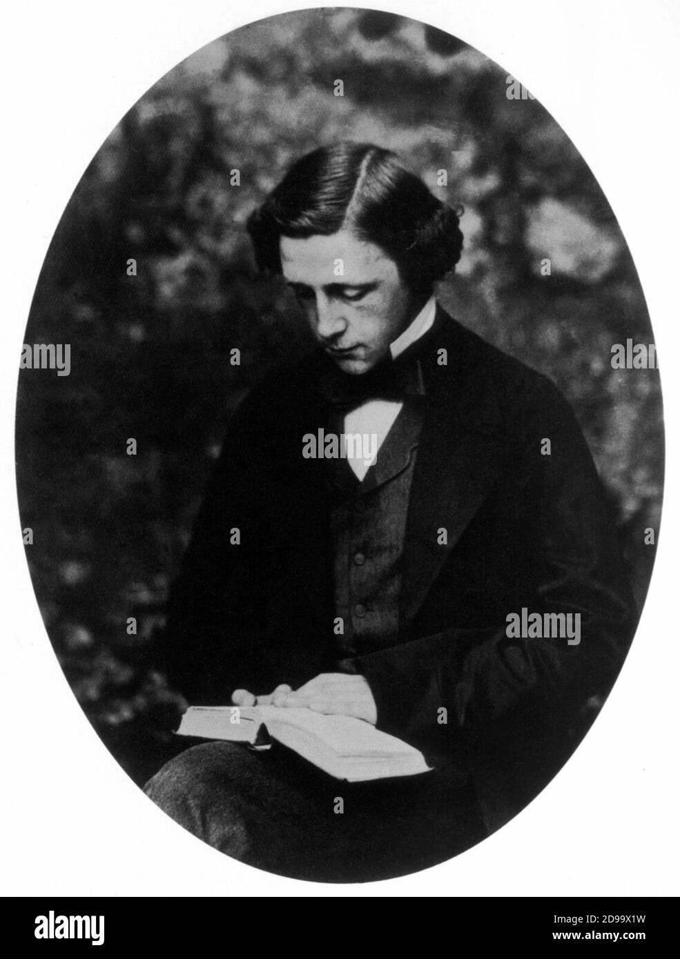 1856 C, GRAN BRETAÑA : Autorretrato del fotógrafo, matemático y escritor LEWIS CARROLL ( nacido Charles Lutwidge Dodgson , 1832 - 1898 ) - LETTERATURA - LITERATURA - SCRITTORE - retrato - ritratto - AUTORITRATTO - libro - lettura - lettore - lector - cravatta - papillon tie ---- Archivio GBB Foto de stock