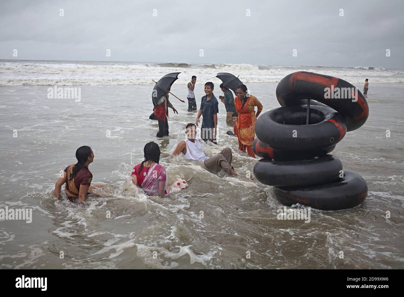 Chittagong, Bangladesh, julio de 2009 - UNA familia juega en el agua de mar  con flotadores de neumáticos en la playa Bazar de Cox, la más grande del  mundo Fotografía de stock - Alamy