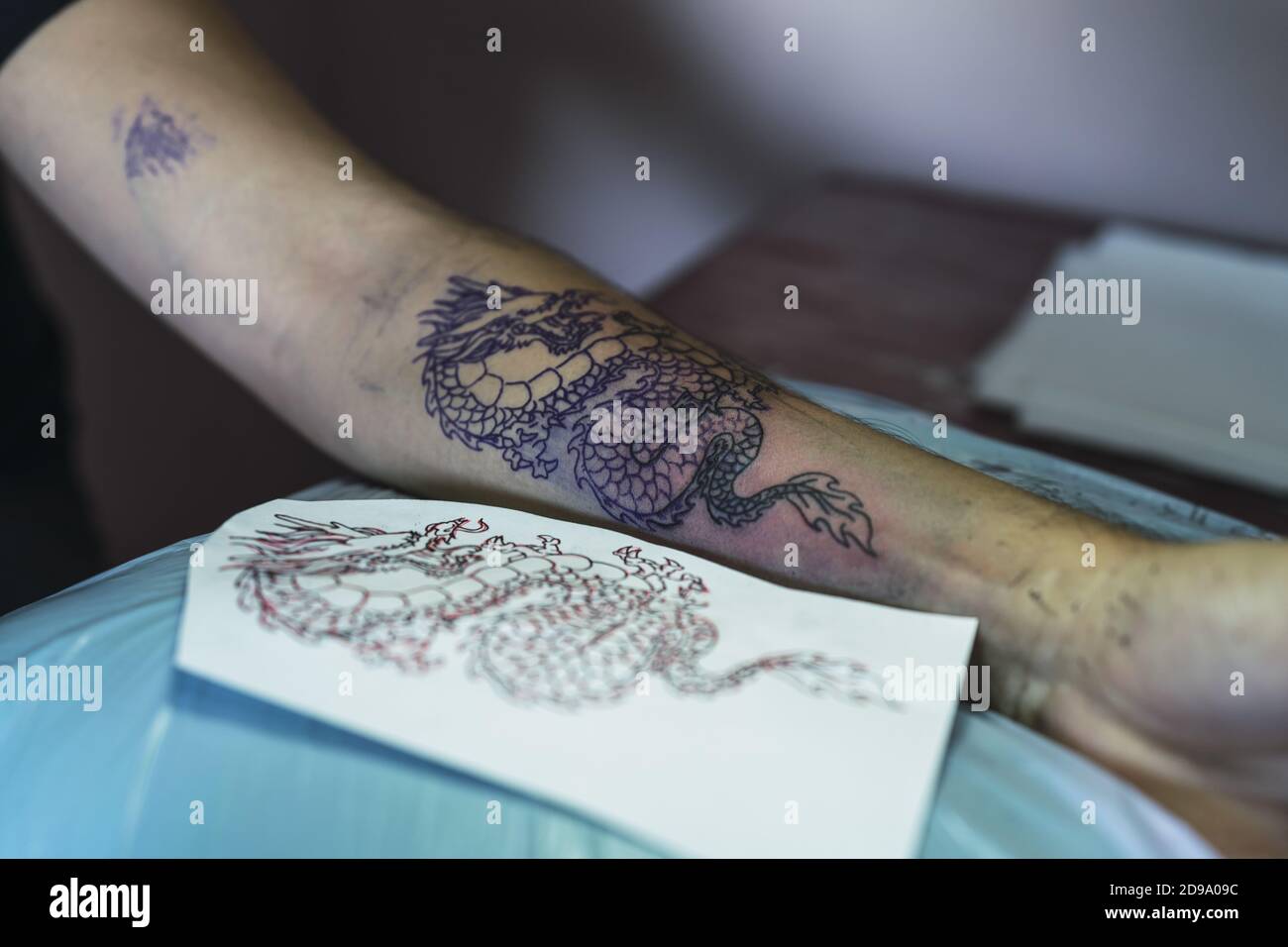 Tatuajes intrincados de tinta negra en la mano de un hombre fotos de  archivo