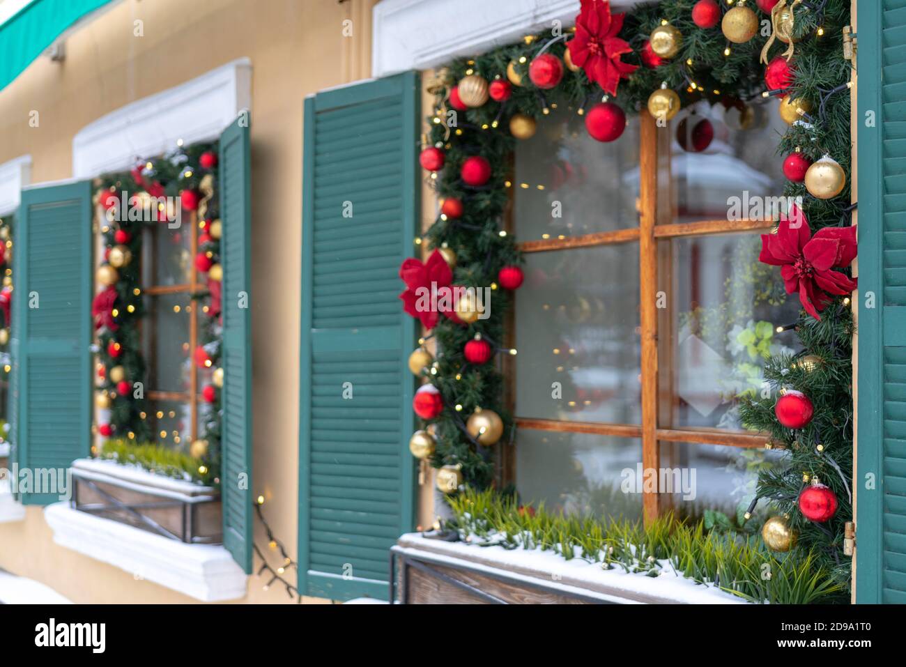 Snow decorated windows fotografías e imágenes de alta resolución - Alamy