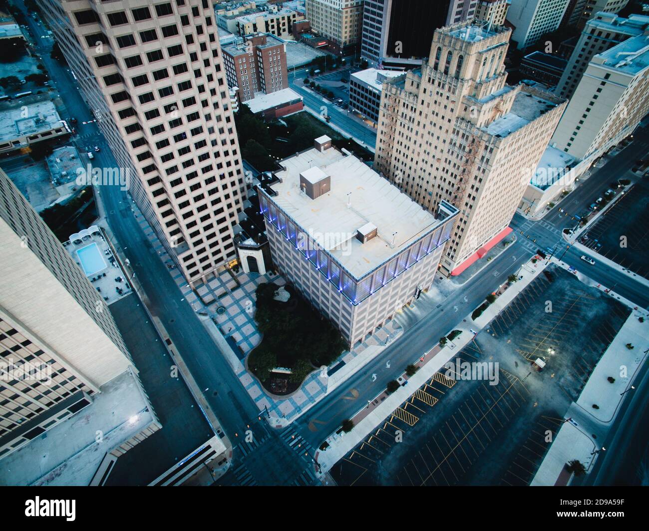 Vista de pájaro de los edificios modernos de una ciudad en durante el día -  genial para los fondos de pantalla Fotografía de stock - Alamy