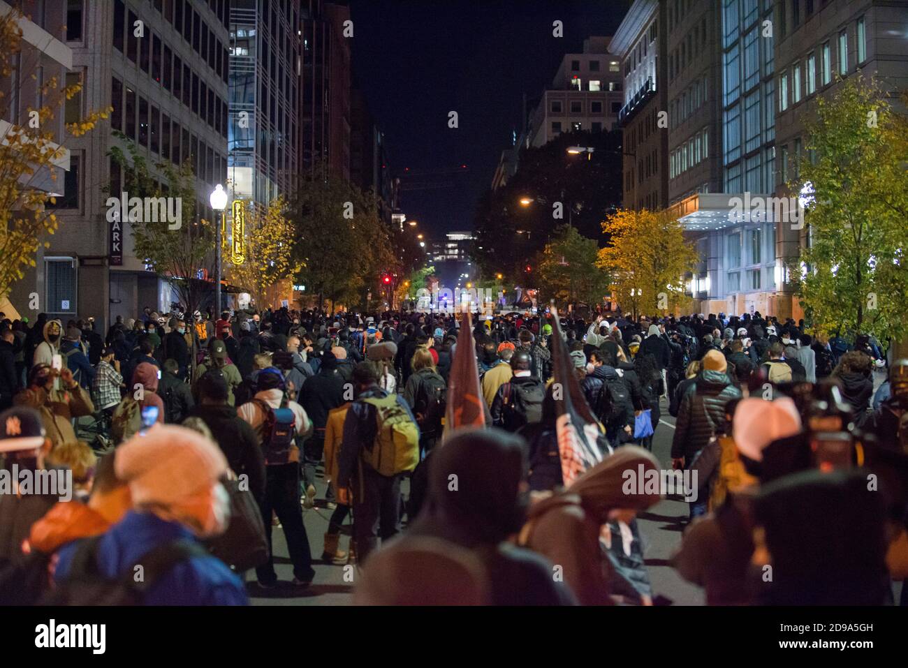 Washington, DC, EE.UU., 03 de noviembre de 2020. Activistas anti Trump marchan en la noche de las elecciones en Washington DC, Estados Unidos. Yuriy Zahvoyskyy/ Alamy Live News Foto de stock
