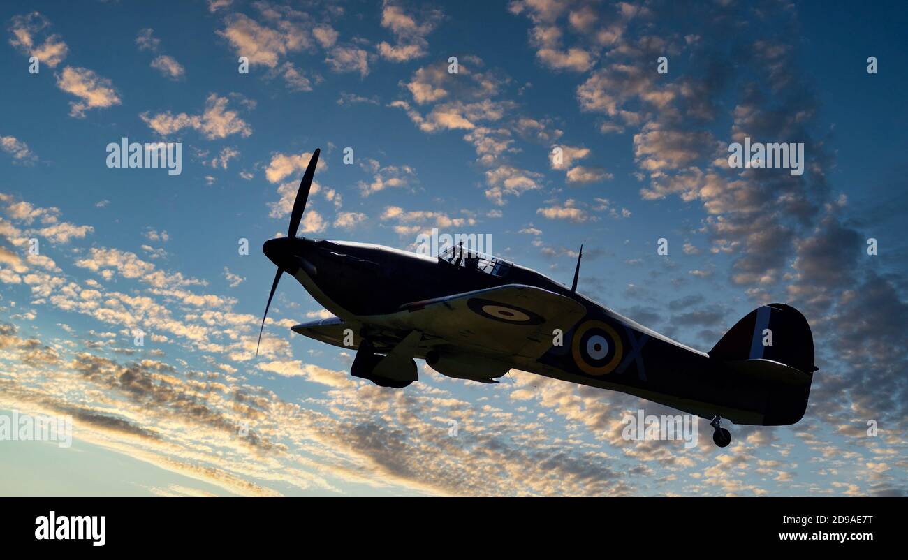 Hawker Hurricane, luchador de la guerra mundial de secxond británica despegar. Cielo añadido. Foto de stock