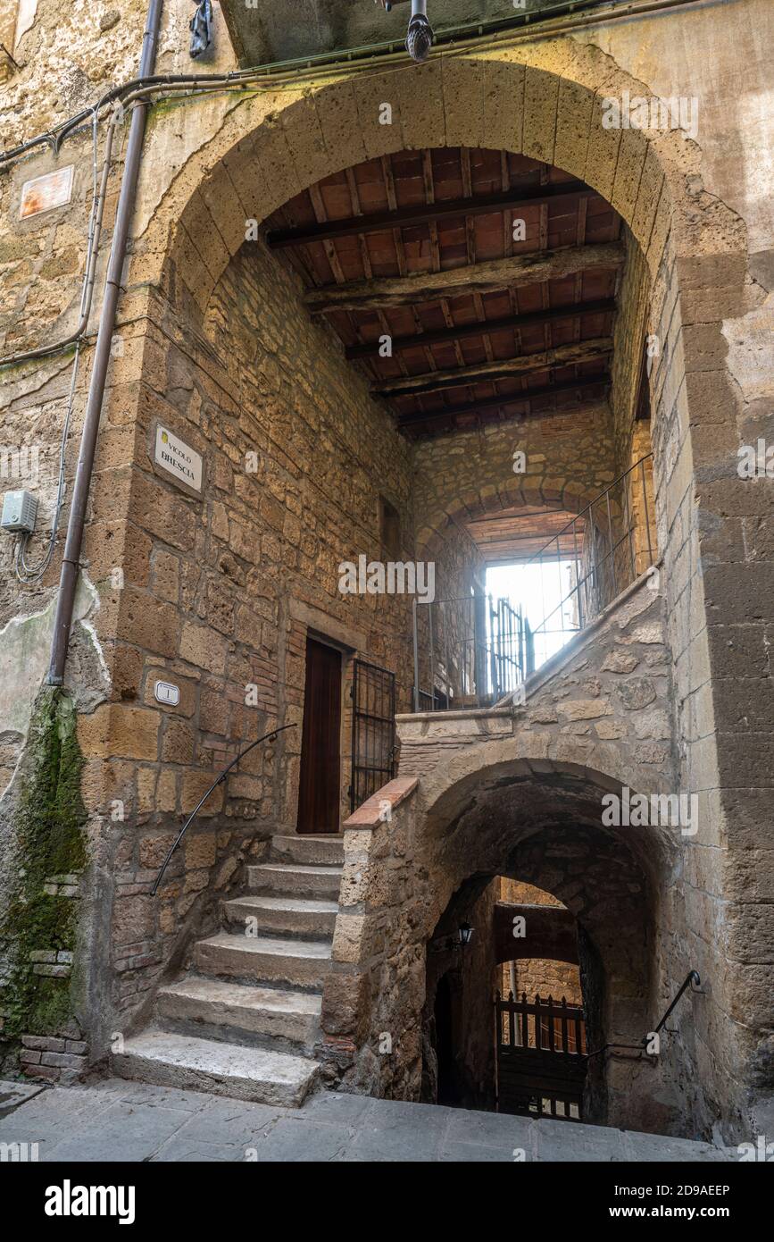 Callejones característicos de la antigua aldea etrusca de Pitigliano. Foto de stock
