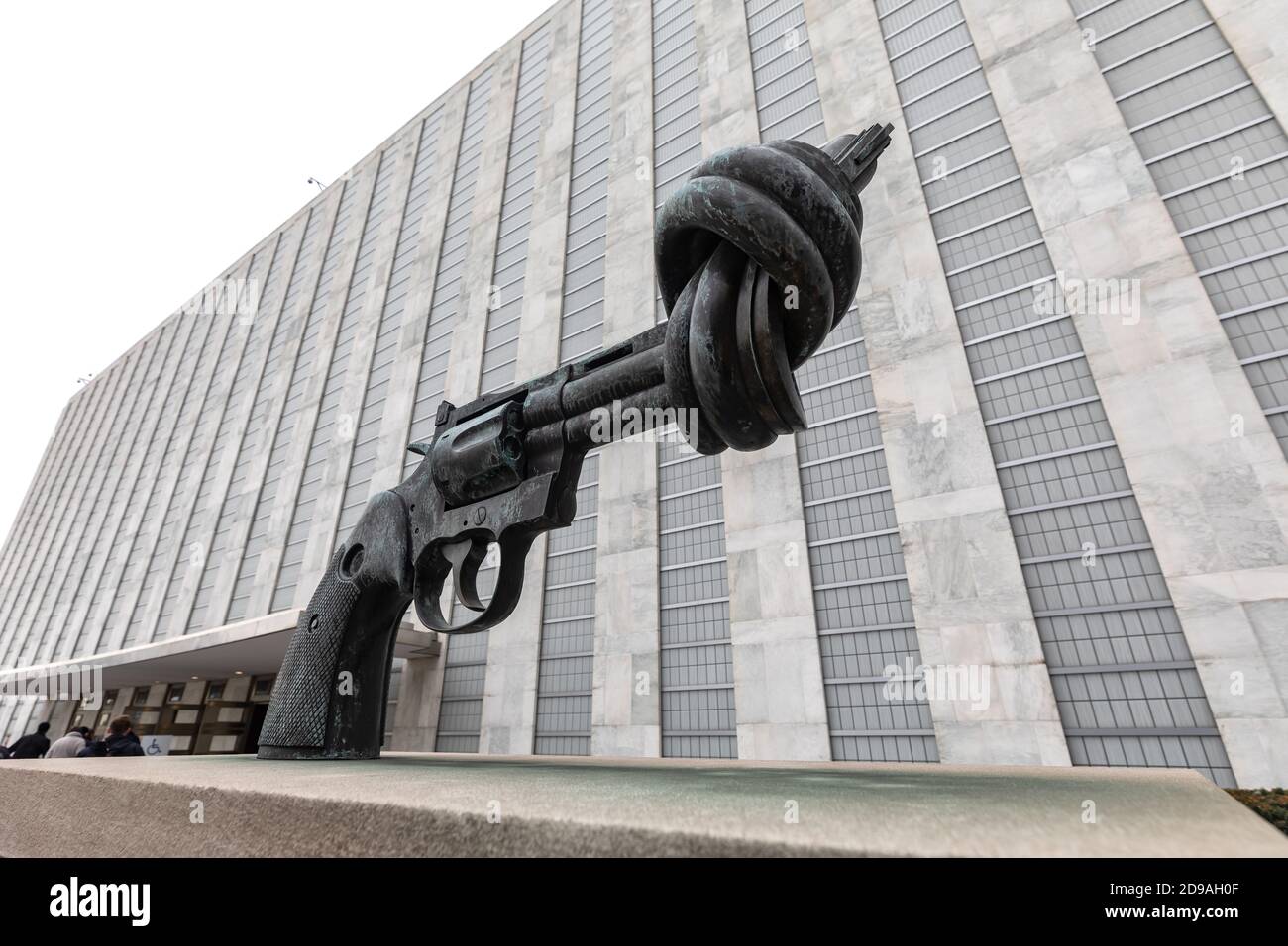 NUEVA YORK, EE.UU. - Feb 20, 2019: Non-violence es una escultura de bronce del artista sueco Carl Reutersward de un gran revólver de Colt Python .357 Magnum w Foto de stock