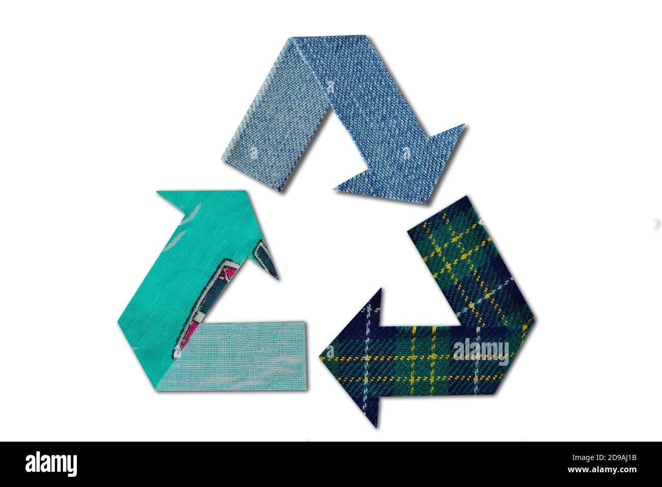 Símbolo de reciclaje hecho de tela sobre fondo blanco - concepto de la ecología Foto de stock