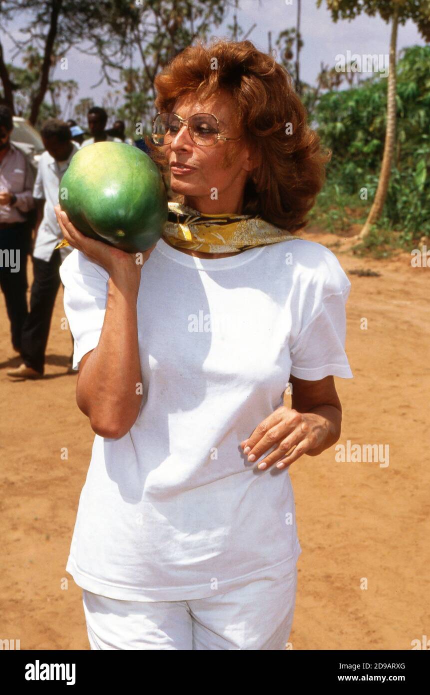 Sophia Loren kümmert sich um Hungernde und Flüchtlingskinder en Somalia, 1993. Foto de stock
