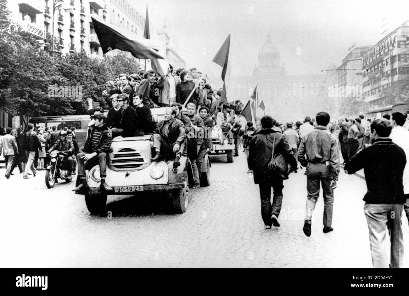 Jóvenes checoslovacos durante una manifestación en la Plaza Wenceslas, Praga (Checoslovaquia), agosto de 1968. --- Giovani cecoslovacchi durante una manifestazione en piazza San Venceslao, Praga (Cecoslovacchia), agosto 1968. Foto de stock