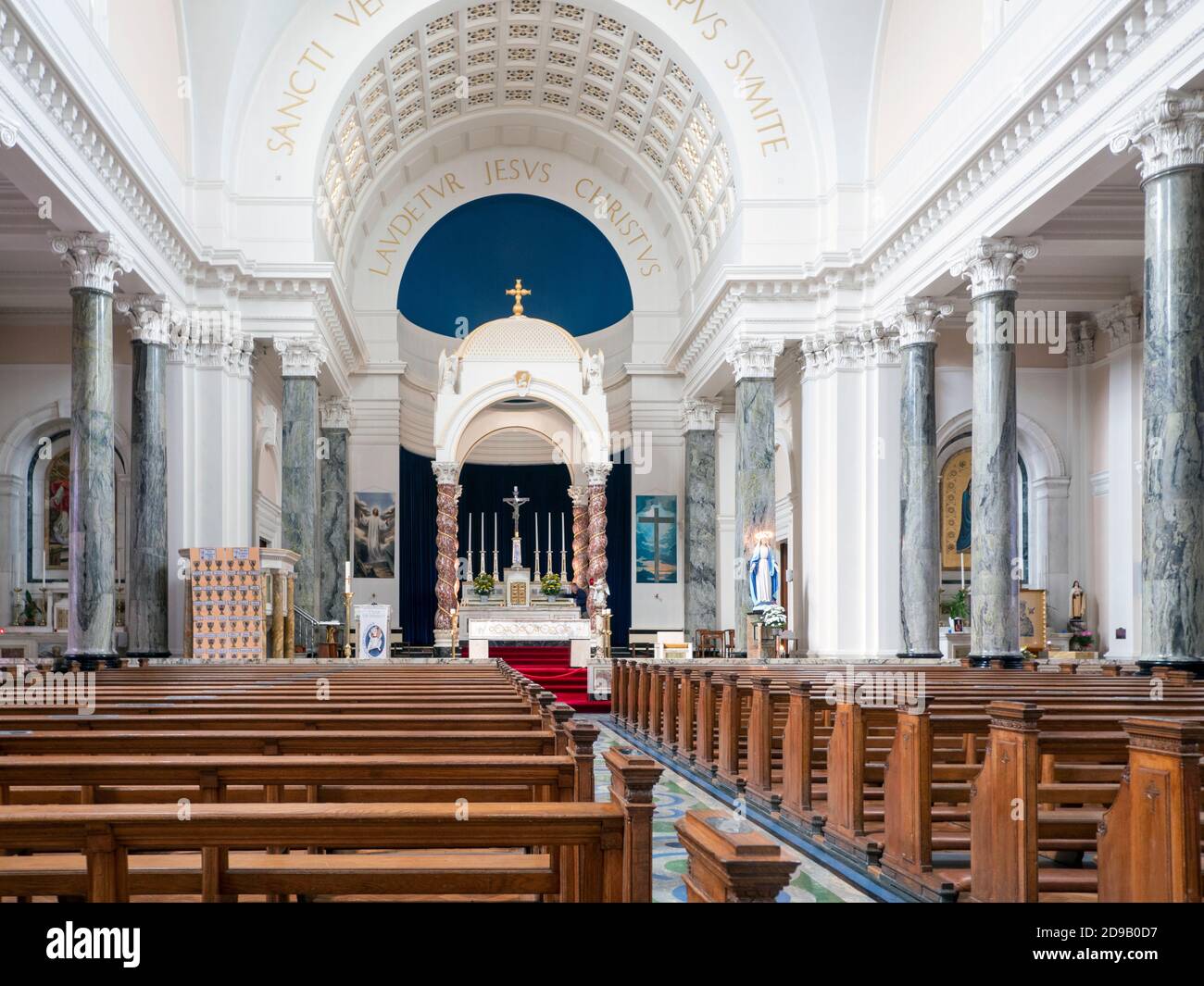 Vista interior de la nave y el altar en la Catedral Católica Iglesia de los Santos Pedro y Pablo, Athlone, Condado de Westmeath, Irlanda,. Foto de stock