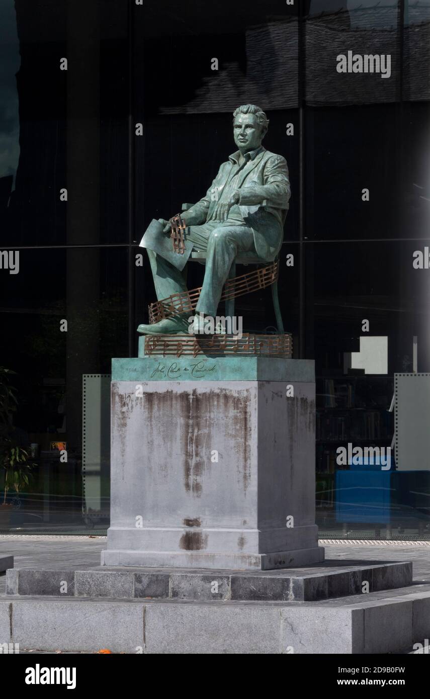 Estatua de John, Conde McCormack fuera del Ayuntamiento, Athlone, Co. Westmeath, Irlanda. Foto de stock