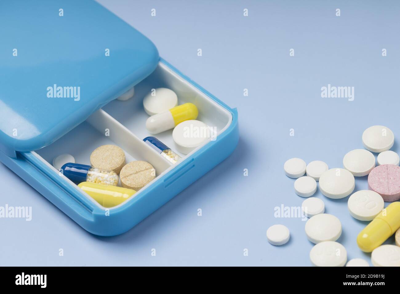 Ежедневные лекарства. Таблетки витамины в голубой упаковке. Дозирование препарата фон. Фото медикаментов в синем цвете. Футляр д/лекарств Pill Box овальный.