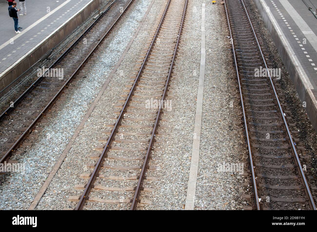 Vía de tren vacía en la estación de tren Zaandam países Bajos 23-10-2019 Foto de stock