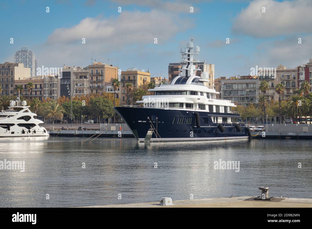 BARCELONA, ESPAÑA-3 DE NOVIEMBRE de 2020: Yate personal 'Albatros'  propiedad de Majid al Futtaim (Dubai) en el puerto de Barcelona Fotografía  de stock - Alamy