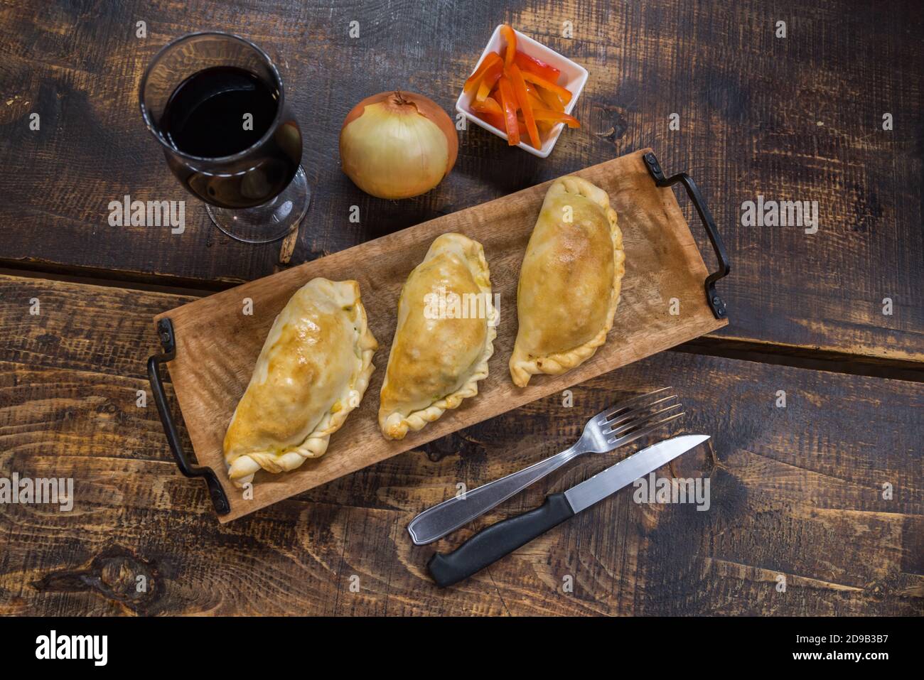 Tradicionales empanadas argentinas y uruguayas pastelitos salados con relleno de carne de vacuno
