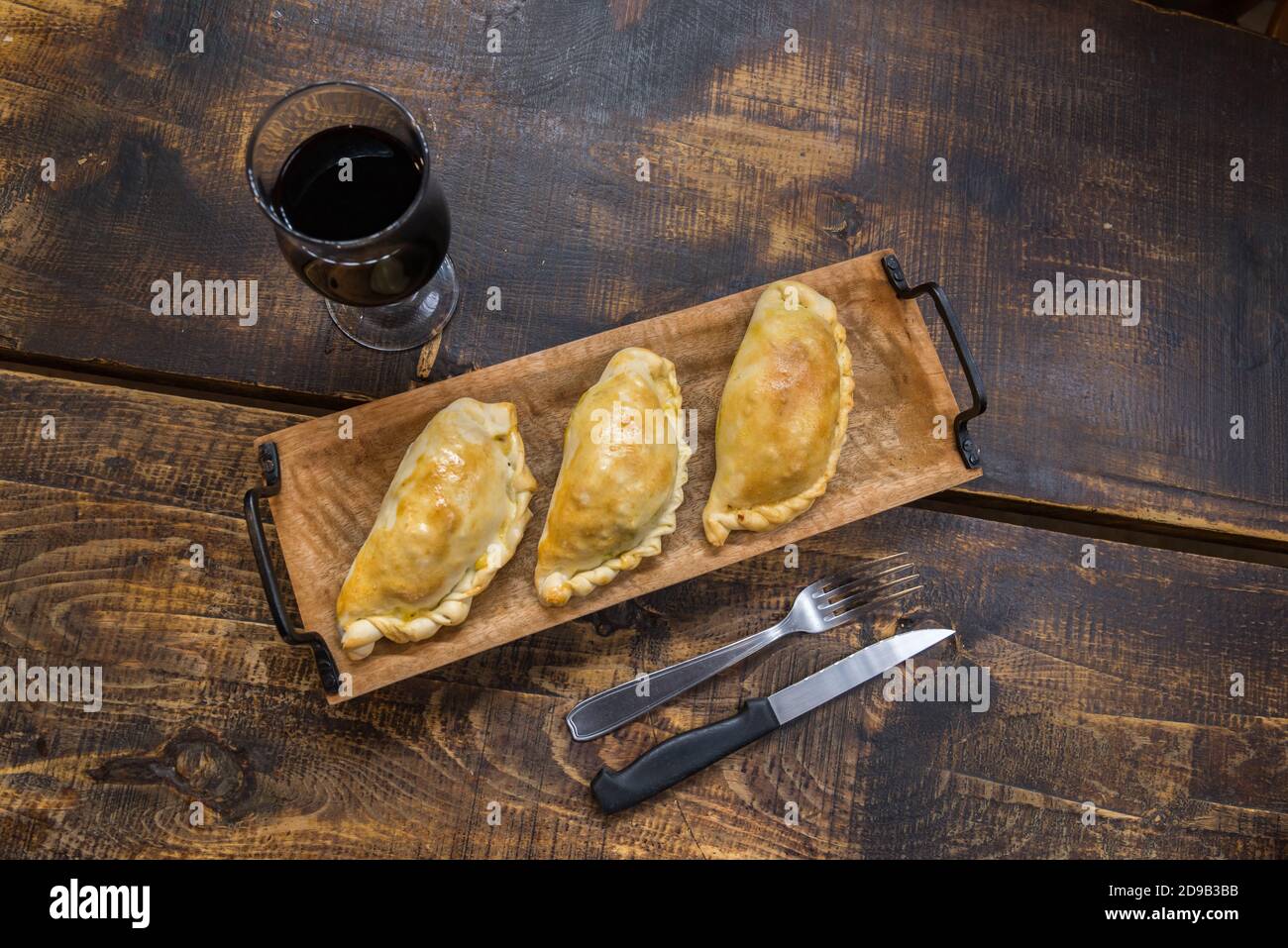 Tradicionales empanadas argentinas y uruguayas pastelitos salados con relleno de carne de vacuno