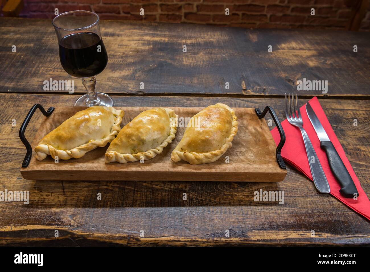 Tradicionales empanadas argentinas y uruguayas pastelitos salados con relleno de carne de vacuno