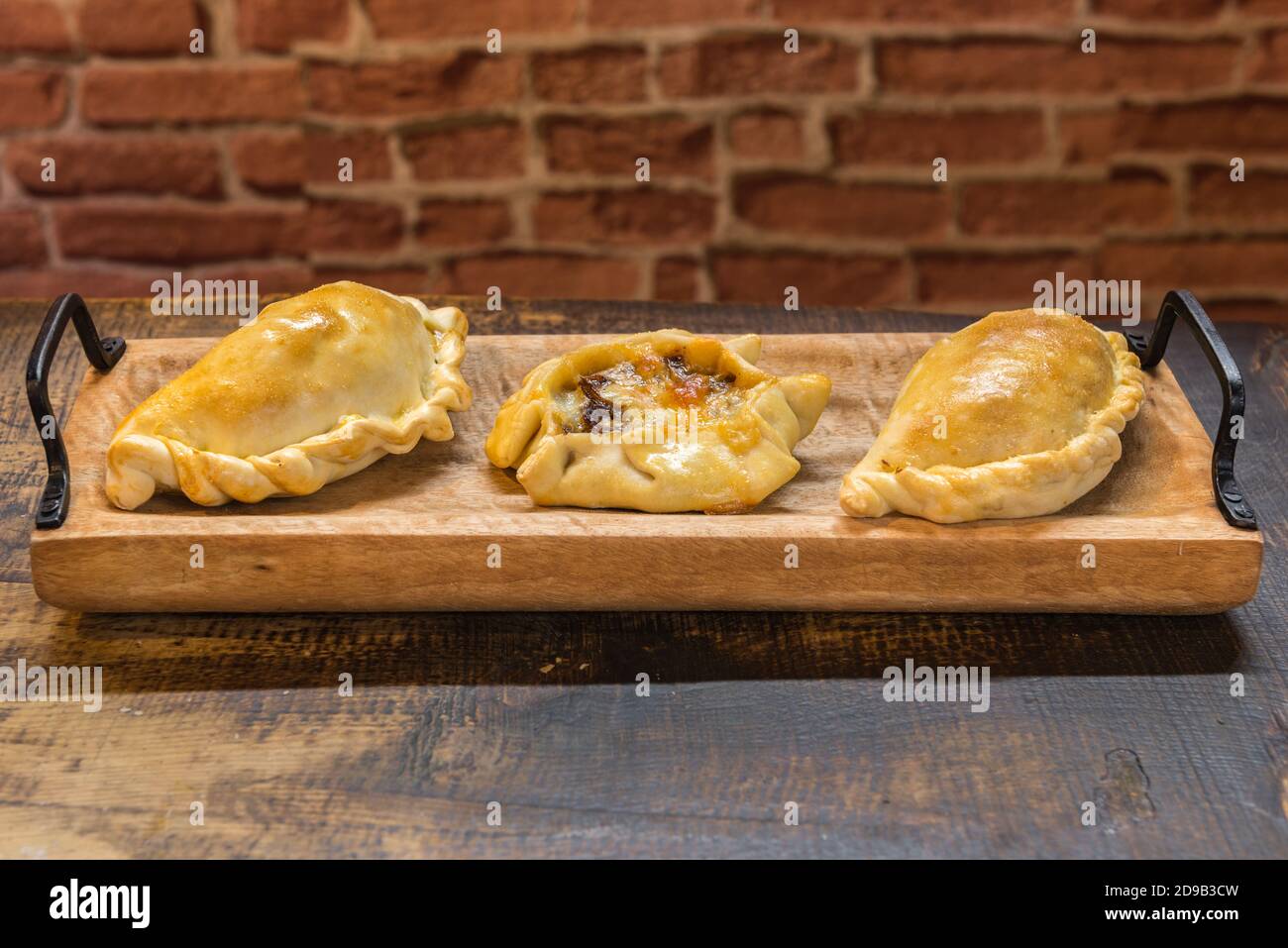 Tradicionales empanadas argentinas y uruguayas pastelitos salados con relleno de carne de vacuno