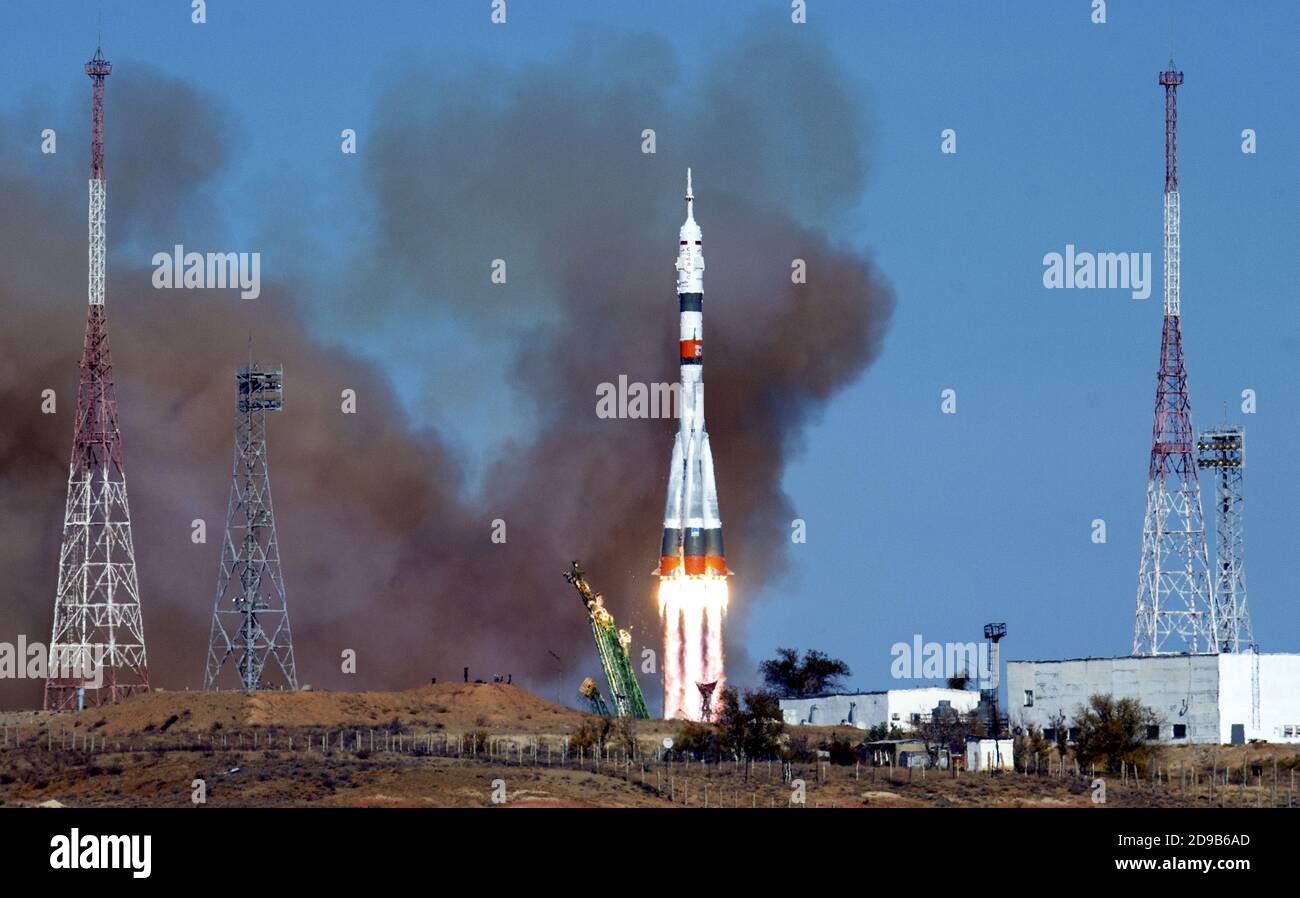 BAIKONUR, KAZAJSTÁN - 14 de octubre de 2020 - el cohete Soyuz MS-17 se lanza con la expedición 64 cosmonautas rusos Sergey Ryzhikov y Sergey Kud-Sverc Foto de stock