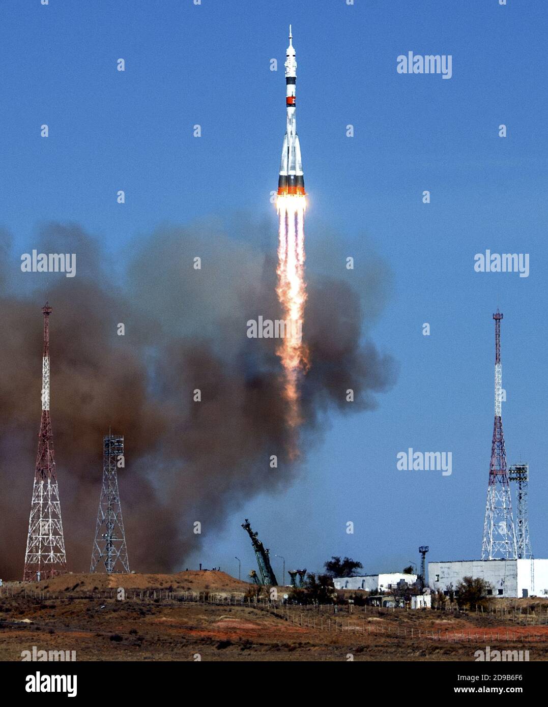 BAIKONUR, KAZAJSTÁN - 14 de octubre de 2020 - el cohete Soyuz MS-17 se lanza con la expedición 64 cosmonautas rusos Sergey Ryzhikov y Sergey Kud-Sverc Foto de stock