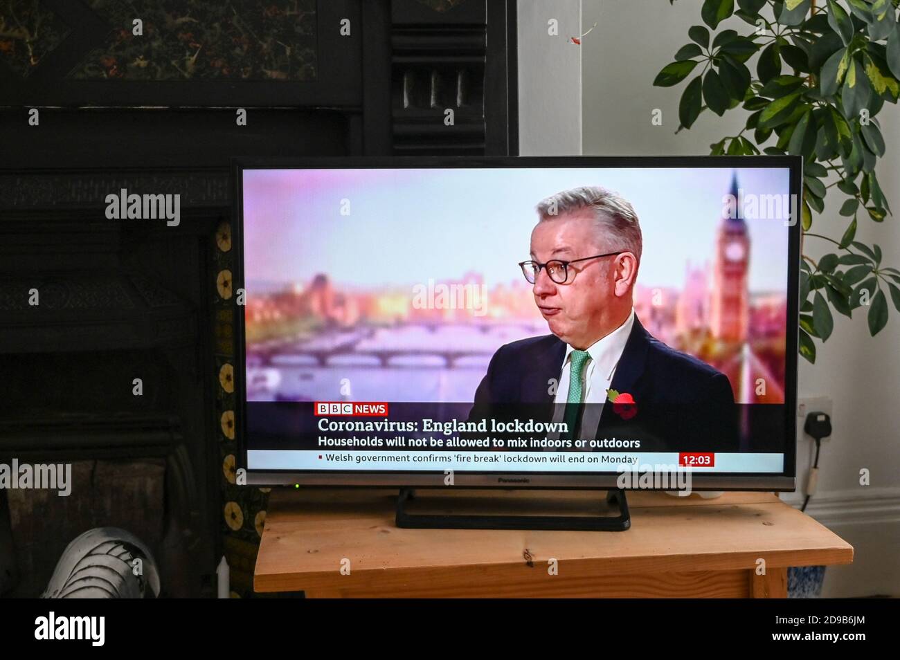 Michael Gove, Ministro de Gobierno, discutiendo el anuncio de un "segundo bloqueo de Inglaterra" contra Coronavirus; texto "bloqueo de Inglaterra". Noticias de la BBC. Foto de stock