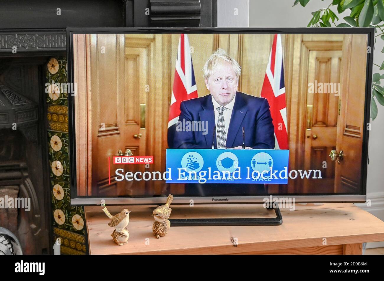 Anuncio televisado de Boris Johnson de la Segunda Inglaterra Lockdown de Downing Street, con el texto 'segundo Inglaterra Lockdown', noviembre de 2020. Foto de stock