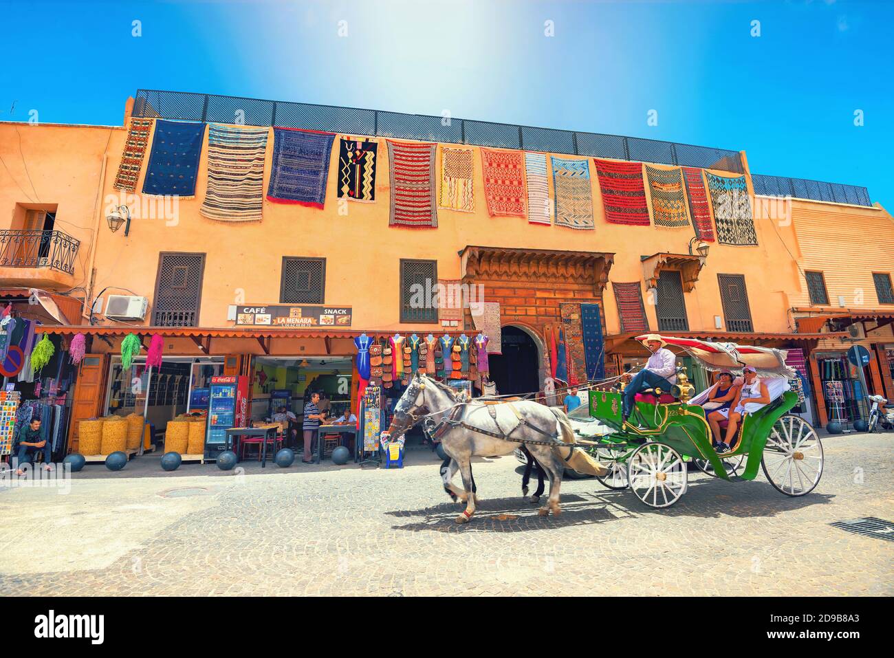 Colorido carruaje con los turistas en la plaza del mercado Djemaa el Fna en el barrio Medina de Marrakech. Marrakech, Marruecos, África del Norte Foto de stock