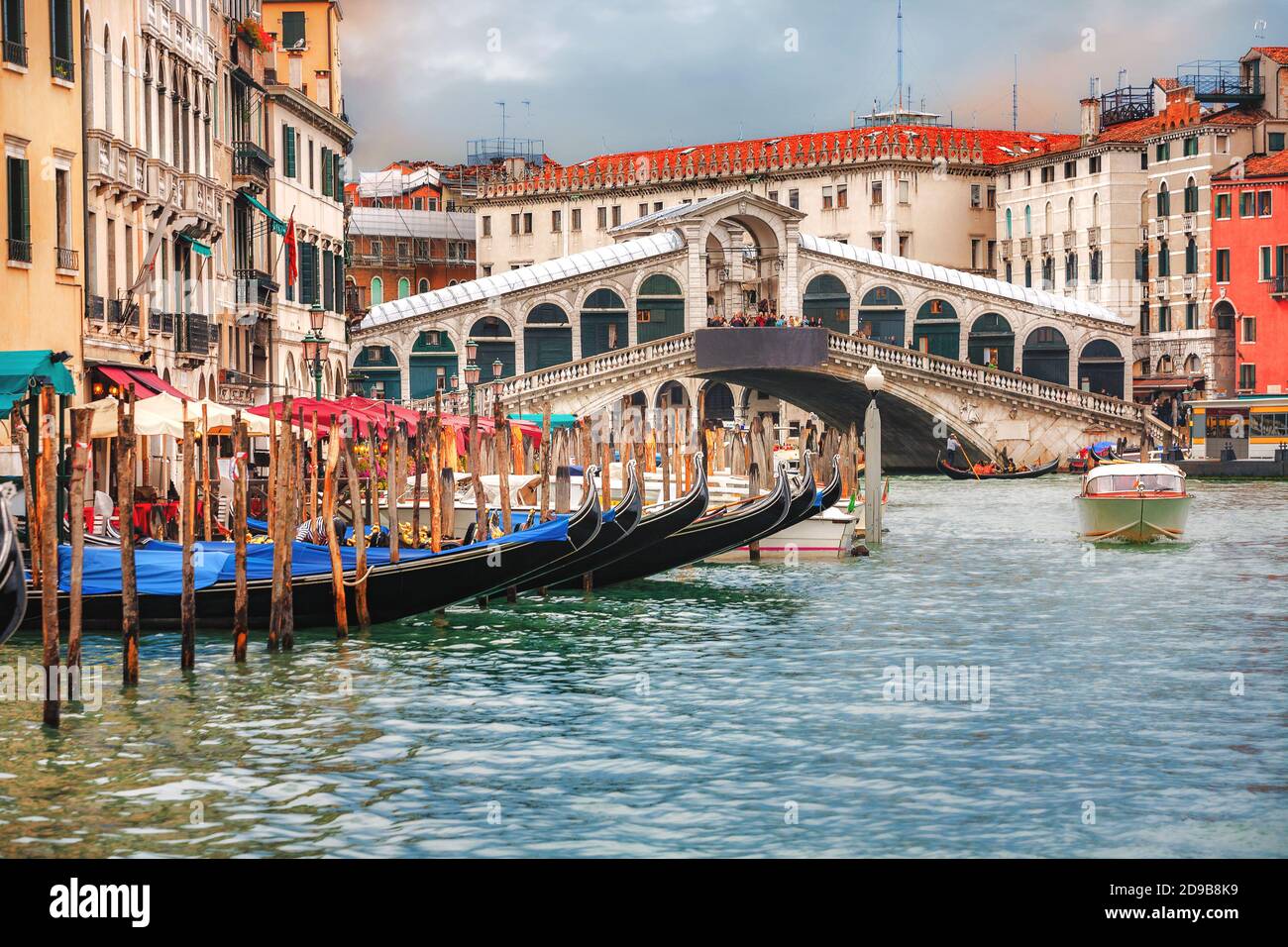 Vista del famoso Puente de Rialto. Gran Canal. Venecia. Italia Foto de stock