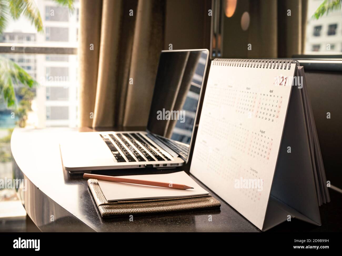 Calendario 2021 con ordenador portátil en el escritorio Foto de stock