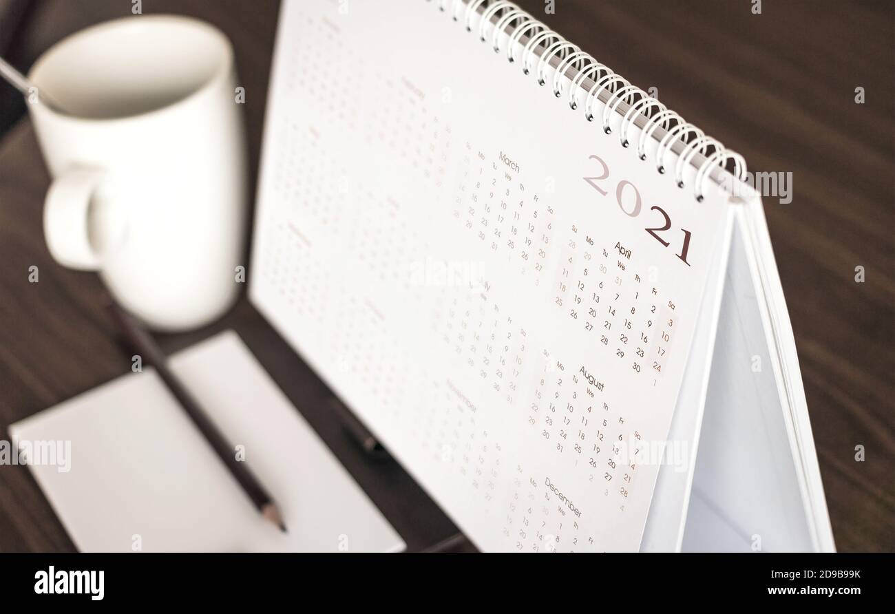 Calendario 2021 con una nota en blanco para la lista de tareas sobre un escritorio de madera Foto de stock