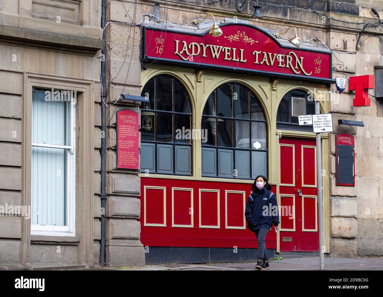 Dundee, Tayside, Escocia, Reino Unido. 4 de noviembre de 2020. UK News Covid-19 Lockdown. El primer ministro escocés, Nicola Sturgeon, dijo que Dundee es un lugar que ahora está bajo una restricción más estricta de bloqueo de nivel 3. Los pequeños pubs locales que no son esenciales están ahora oficialmente cerrados para negocios en el centro de la ciudad hasta nuevo aviso. Crédito: Dundee Photographics/Alamy Live News Foto de stock