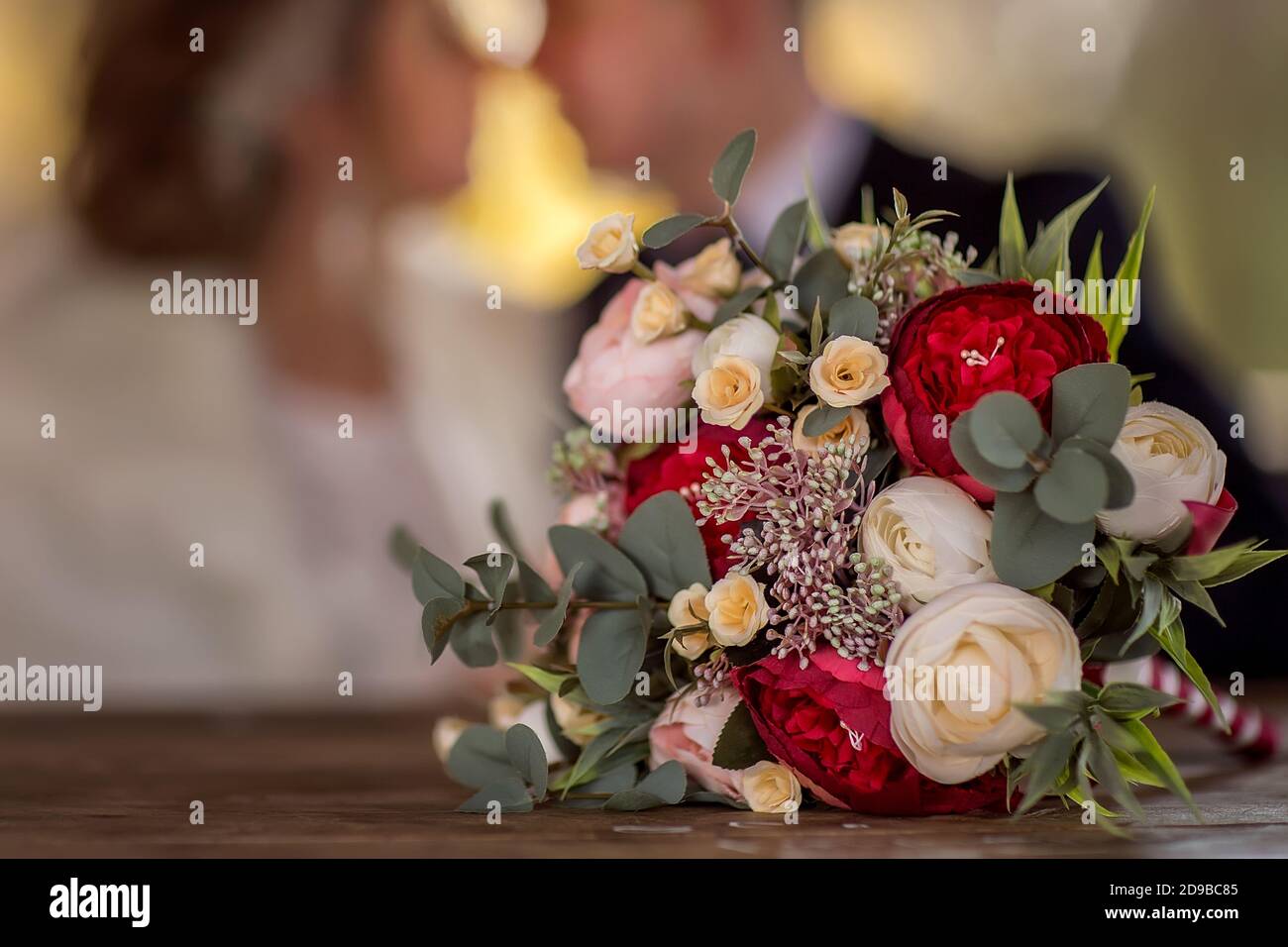 Ramo de boda de la novia que consta de rosas rojas, rosas beige y hojas de  eucalipto. Ramo de primer plano Fotografía de stock - Alamy