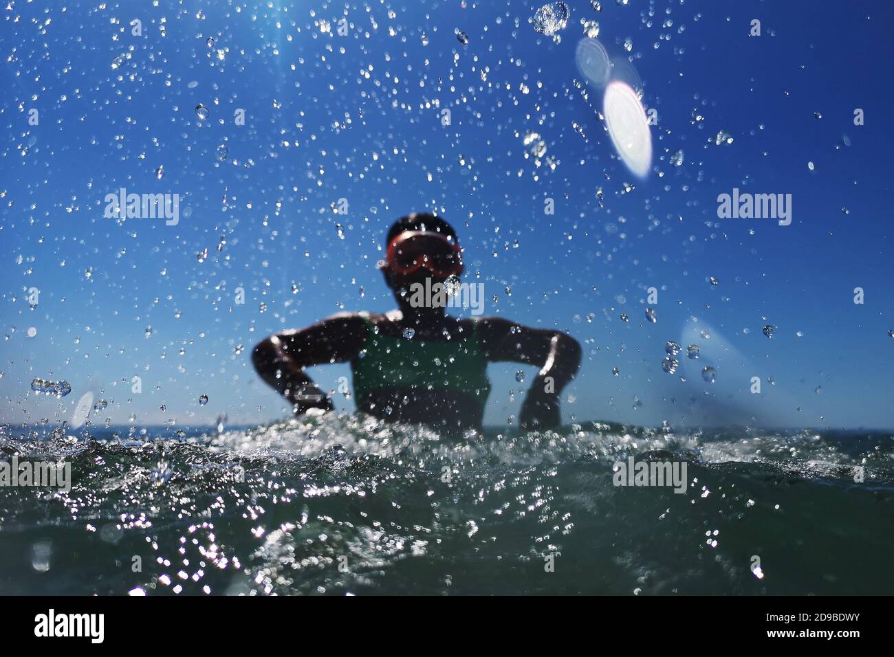 Chica con máscara de buceo nadando en el mar, Italia Fotografía de stock -  Alamy
