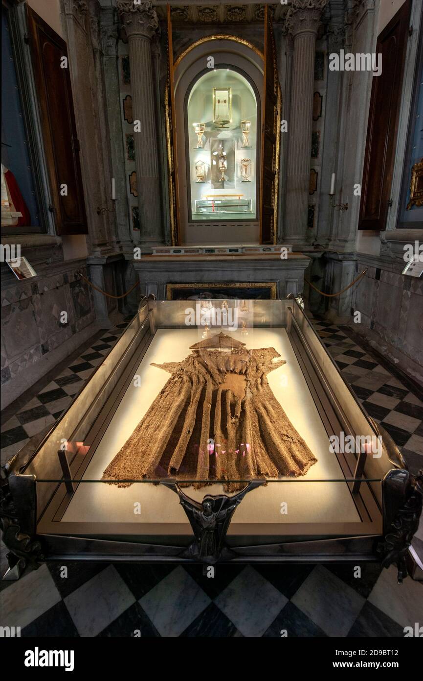 Chiusi della Verna, Arezzo, Italia - 2020, Octubre 30: El hábito de San Francesco reliquia. Se conserva en una capilla en el Santuario la Verna. Foto de stock