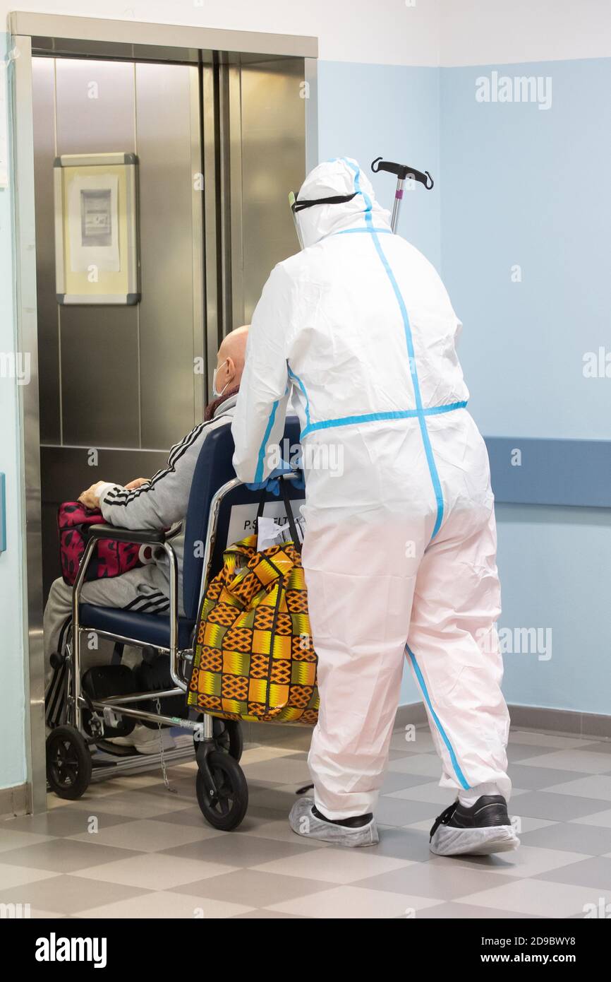 Lagosanto, 4 de noviembre de 2020. Enfermeras con vestidos de seguridad en el pabellón del Hospital Delta 19 en Lagosanto, Italia. Crédito: Filippo Rubin / Alamy Foto de stock
