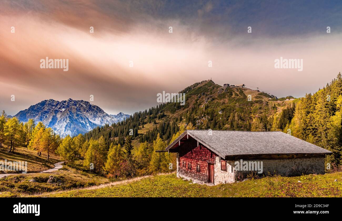 Cabaña alpina frente a Watzmann en Berchtesgadener Land, Baviera, Alemania, en otoño. Foto de stock