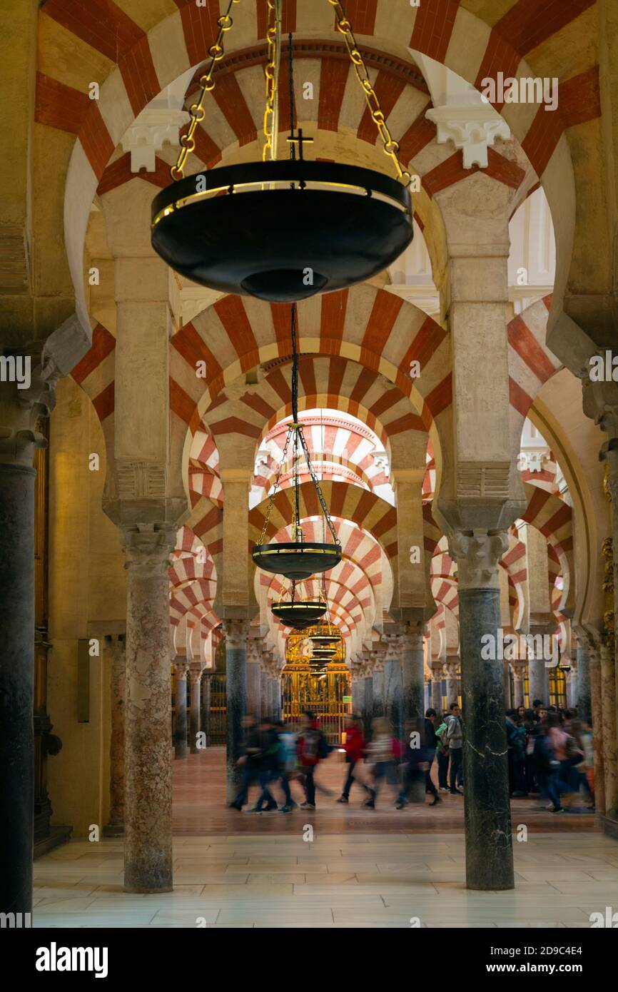 Muchedumbres en la Mezquita-Catedral de Córdoba, provincia de Córdoba, Andalucía, sur de España. Un lugar declarado Patrimonio de la Humanidad por la UNESCO. Foto de stock