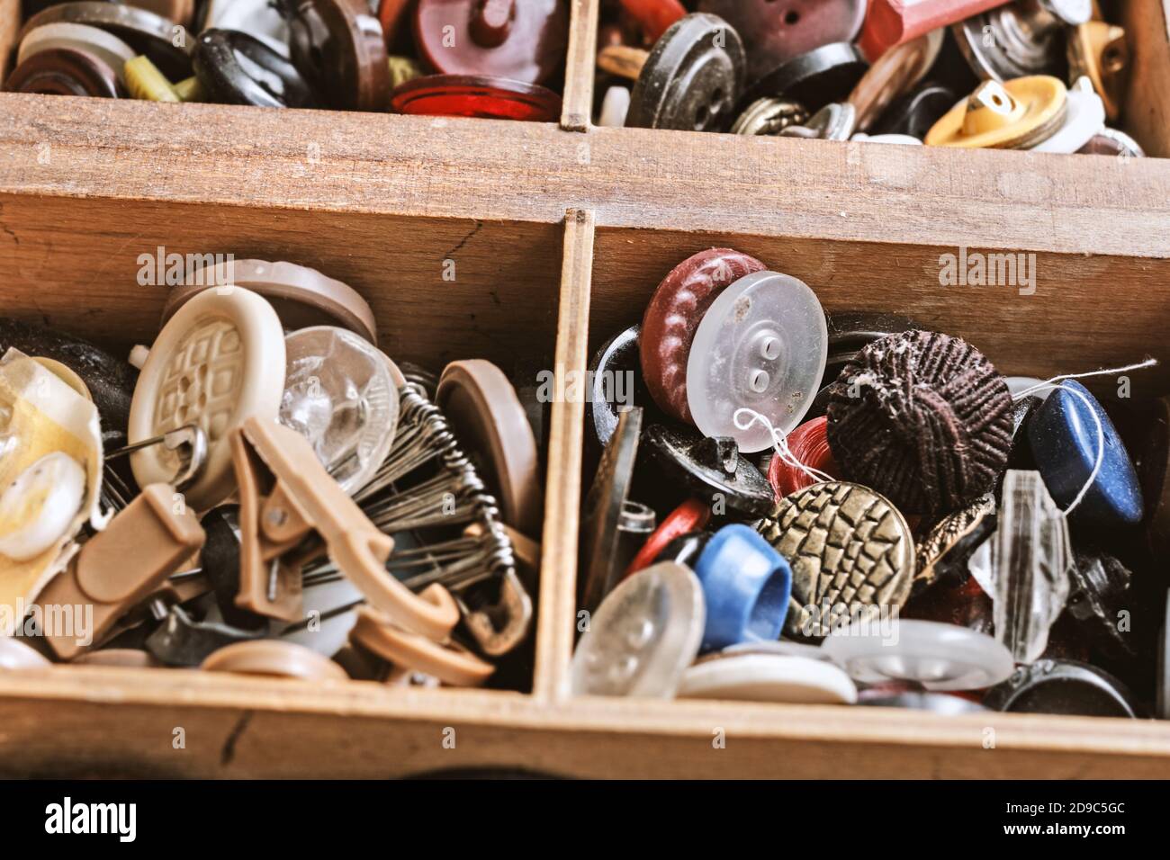 Botones antiguos bastante únicos en la caja de madera Foto de stock