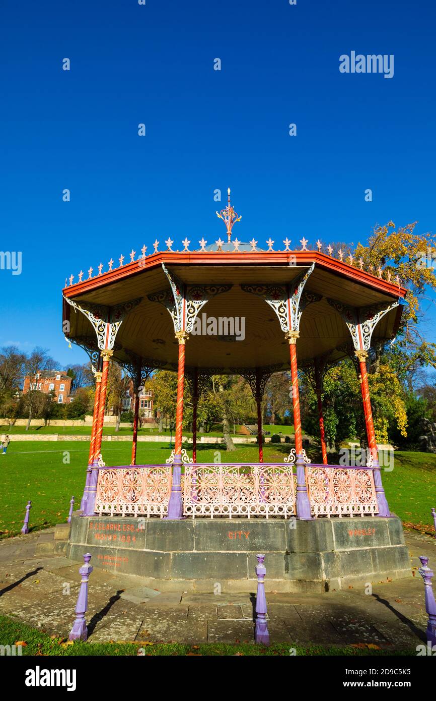 El colorido bandstand en el Arboretum Lincoln, Lincolnshire, Inglaterra, Reino Unido. Foto de stock