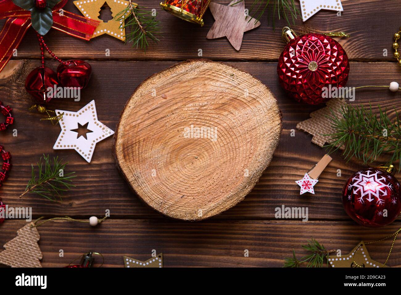 Piso de con globos rojos y estrellas de madera y clothespins sobre un fondo oscuro de tronco de árbol las notas en el centro. El marco de año