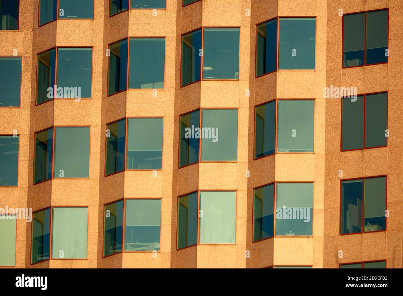 Cierre de una moderna torre de oficinas ventanas formando una ondulación patrón Foto de stock