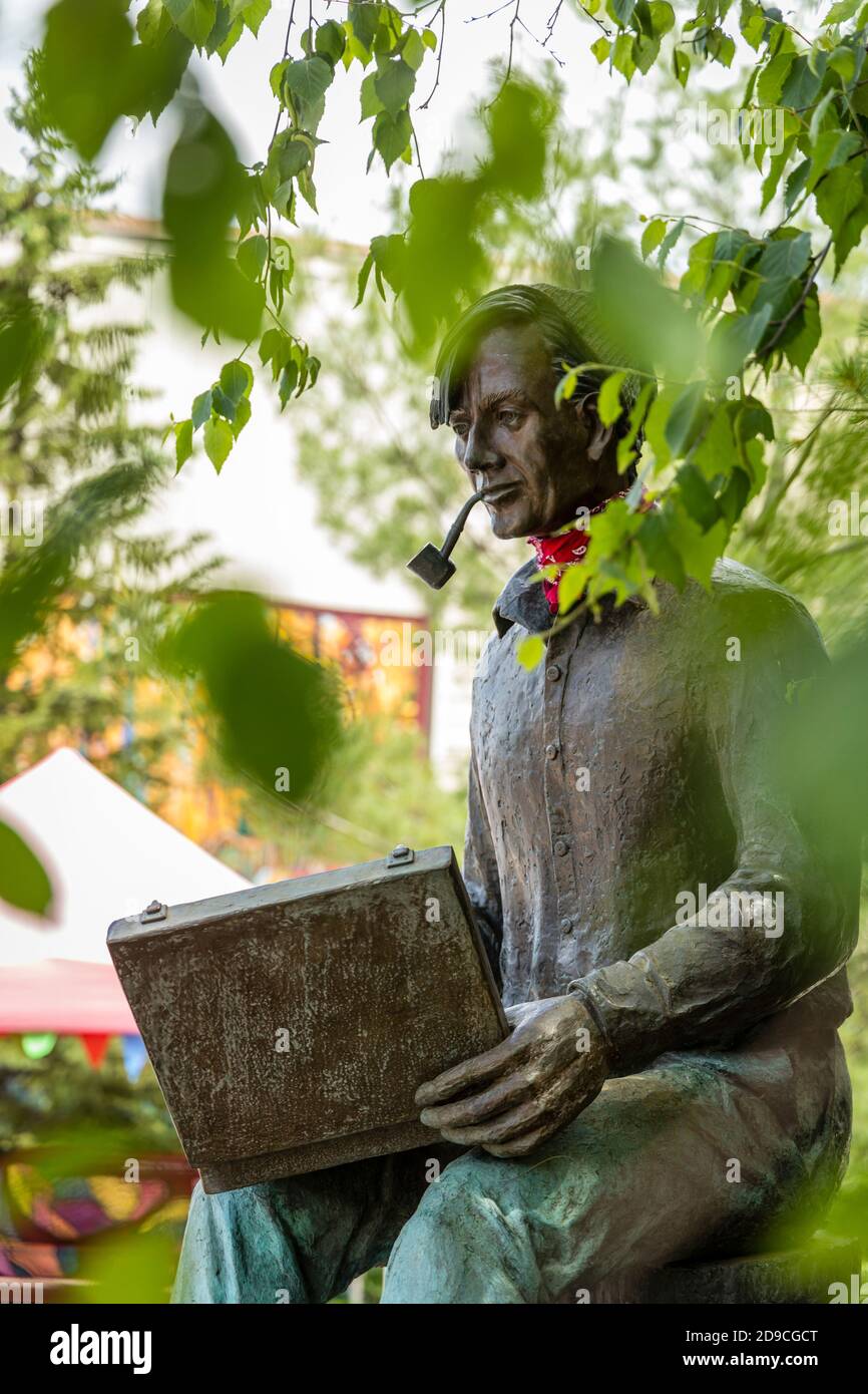 Una estatua de bronce de Tommy Thompson, frente al Ayuntamiento de Huntsville y el Teatro. Foto de stock